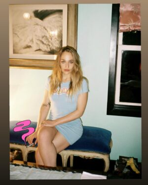 Jemima Kirke Instagram - It was a Grey Gardens moment without the garden or the mom. 

Thank you @coveteur for the attention. 
Ramblings at link in bio. 
#iloveclothes

@coveteur 
@camille_freestone 
@yumi_mori 
@_andrewcchen_ 
@lindseybyrnes