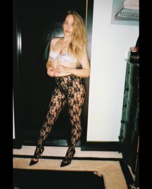Jemima Kirke Instagram - It was a Grey Gardens moment without the garden or the mom. 

Thank you @coveteur for the attention. 
Ramblings at link in bio. 
#iloveclothes

@coveteur 
@camille_freestone 
@yumi_mori 
@_andrewcchen_ 
@lindseybyrnes