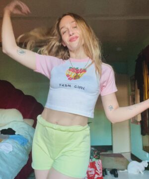 Jemima Kirke Instagram - As a kid, when people asked what do you want to be when you grow up?” I felt obligated to say “an artist.” What I wanted to say was “a Delia’s model!” Its past my time now. But coulda. Woulda. Shoulda. 

New shirts available. In stories soon. DM for purchase.