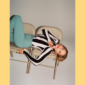Jemima Kirke Instagram - When you finally get a moment to numb out on your phone and then your kid nonchalantly says something profound and frighteningly existential. 

Magazine: @ladygunn
Article: @kokontuen
Photographer: @mrwhite_
Styling: @nicholas.centofanti
Makeup: @yumi_mori
Hair: @_andrewcchen_