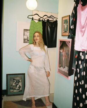 Jemima Kirke Instagram - It was a Grey Gardens moment without the garden or the mom. 

Thank you @coveteur for the attention. 
Ramblings at link in bio. 
#iloveclothes

@coveteur 
@camille_freestone 
@yumi_mori 
@_andrewcchen_ 
@lindseybyrnes