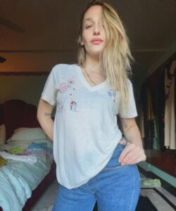 Jemima Kirke Instagram - As a kid, when people asked what do you want to be when you grow up?” I felt obligated to say “an artist.” What I wanted to say was “a Delia’s model!” Its past my time now. But coulda. Woulda. Shoulda. New shirts available. In stories soon. DM for purchase.