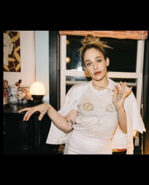 Jemima Kirke Instagram - It was a Grey Gardens moment without the garden or the mom. 

Thank you @coveteur for the attention. 
Ramblings at link in bio. 
#iloveclothes

@coveteur 
@camille_freestone 
@yumi_mori 
@_andrewcchen_ 
@lindseybyrnes