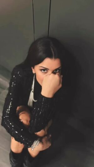Jenifer Instagram - Retiens les secondes, on se fout des détails … 🖤