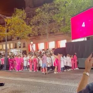 Jenifer Instagram - Le cancer du sein ne doit plus être qu’une fatalité. Se faire dépister c'est sauver des vies. Faites-le pour vous, pour les autres et parlons-en très fort autour de nous. Et continuons tous ensemble à soutenir les chercheurs et les malades qui luttent contre le cancer
@rubanroseofficiel