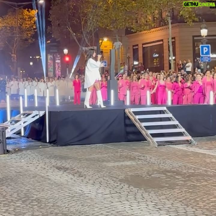 Jenifer Instagram - Le cancer du sein ne doit plus être qu’une fatalité. Se faire dépister c'est sauver des vies. Faites-le pour vous, pour les autres et parlons-en très fort autour de nous. Et continuons tous ensemble à soutenir les chercheurs et les malades qui luttent contre le cancer @rubanroseofficiel