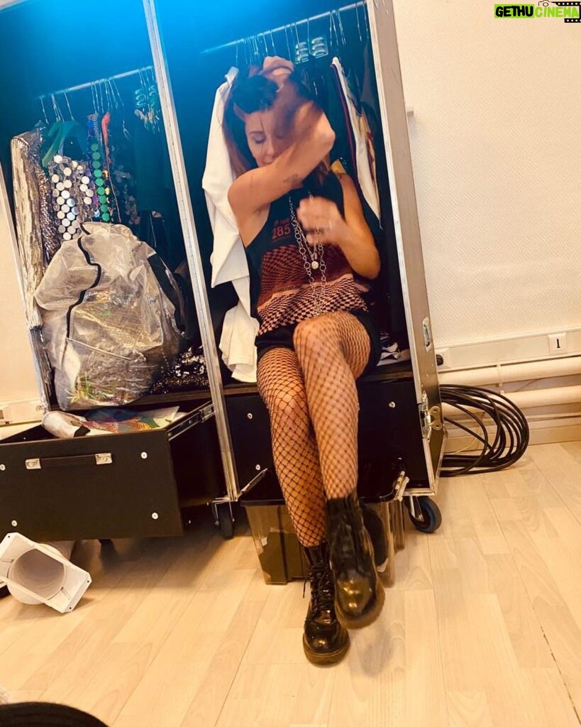 Jenifer Instagram - Quand on te sort de ton flight case pour ton concert