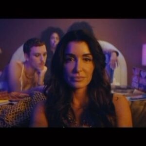 Jenifer Instagram - Et si on sortait ce soir ?  La vidéo est enfin disponible.
Très fière et surtout très bien accompagnée !!! 
Merci aux merveilleux artistes @jordan_boury 
@akcielgonzalez_ @chatonfleek 
@muteki_no_rena @noemiedronet @kevinbeproud @lavivacite @emilieverheul @lypso_ dont la sublime @pichecometrue pour votre générosité ! Vous êtes incroyables ! 
Merci à Ben & Emma et à toutes les equipes de @veluxfrance de partager nos valeurs de tolérance et de mise en lumière 
#etsionsortaitcesoir #n9