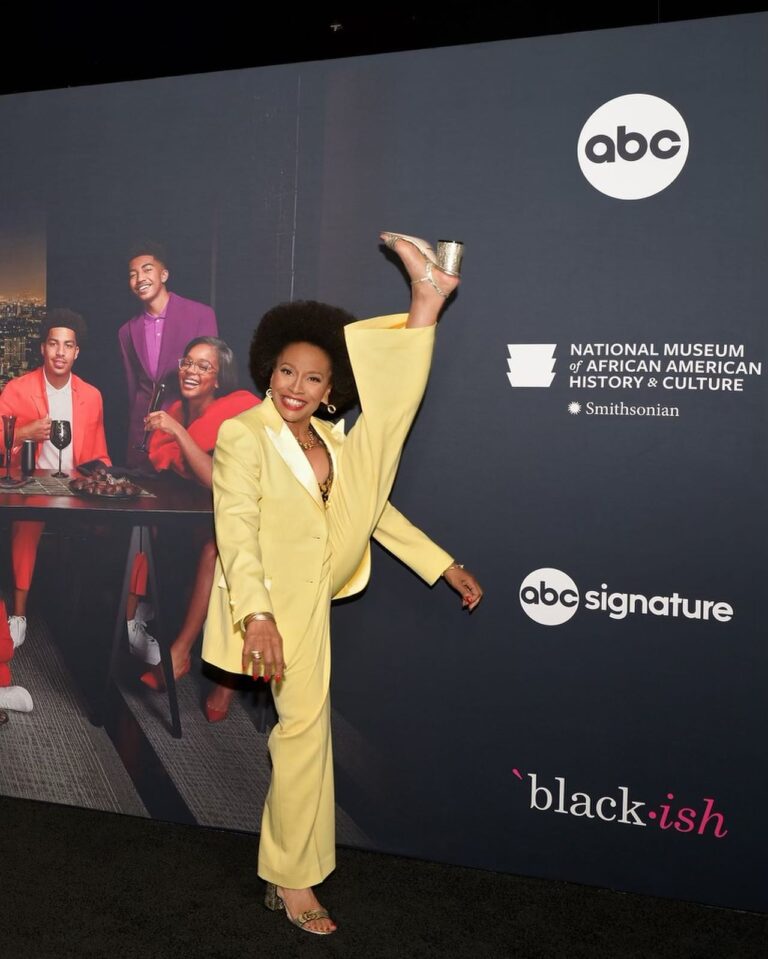 Jenifer Lewis Instagram - @blackishabc was inducted into the African American Museum of History and Culture. I love Washington, DC. It was a Blast. * * * * #Blackish #Washington #DC #History #Family #Friends #Flowers #JeniferLewis #TheMotherOfBlackHollywood #InTheseStreets