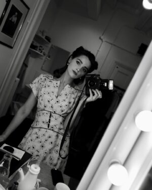 Jenna Coleman Instagram - BackStage @oldvictheatre @leicauk Self portrait #AnnDeever #AllMysons #DressingRoom