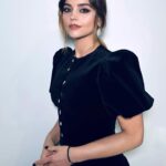 Jenna Coleman Instagram - @armanibeauty with @neilyoungbeauty 🌹for Jackdaw Premiere. @leithclark @knightjosh #makeup