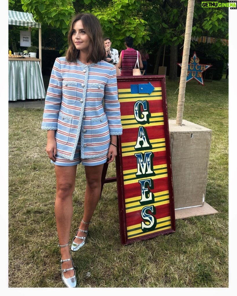 Jenna Coleman Instagram - Excellent Hook’A’Duck-er. Terrible Coconut Shy-er. Thank you @veronicabeard #SpottedinVB 🎡🎟️