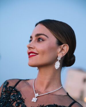 Jenna Coleman Instagram - Venice with @armanibeauty 🌹 The last stop of an Italian road trip. Thank you Mr Armani #armanibeauty for the pleasure  #Makeup by #armanibeauty #ad