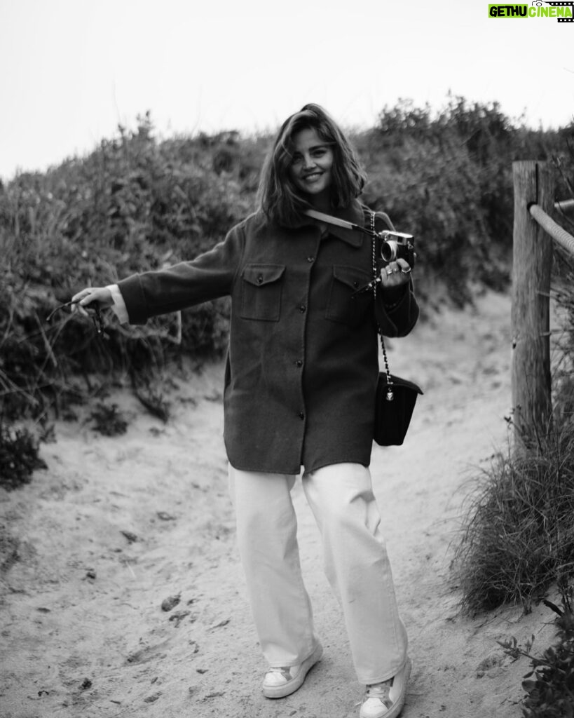 Jenna Coleman Instagram - Sand, wildflowers, fish, walk repeat 🦀🐚First trip to cornwall..thank you @uniquehomestays #nevada