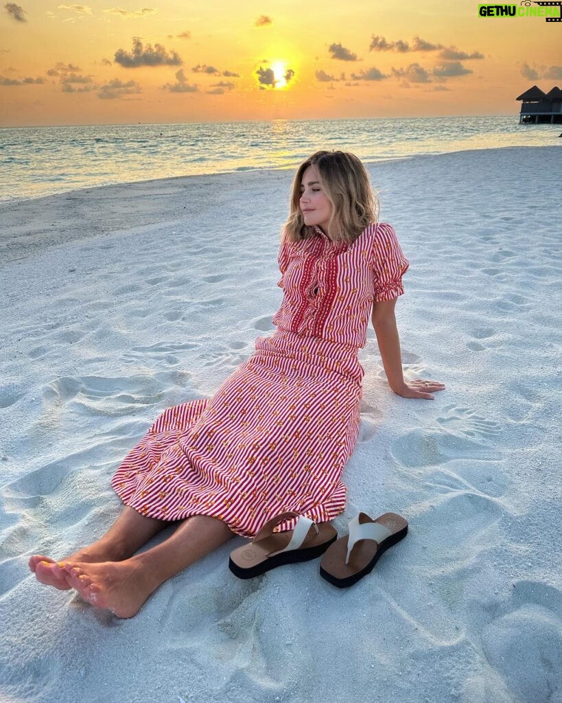 Jenna Coleman Instagram - Shipwreck me any day. Rejuvenated. Refreshed. Parents well celebrated thank you @comohotels @comomaalifushi ✨🌴