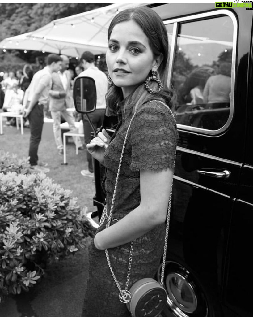 Jenna Coleman Instagram - Chanel x Vanity Fair @chanelofficial @vanityfair @gregwilliamsphotography 🌹