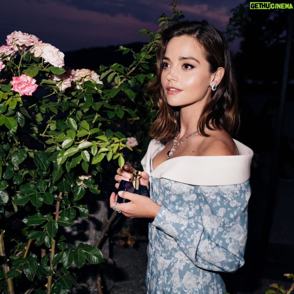 Jenna Coleman Instagram - Celebrating @bulgariparfums SplendidaTubereuseMystique 🌺🌸 @germanlarkin #bvlgariparfums @bulgariofficial 🌸🌺 @elisabetta_marra 💕