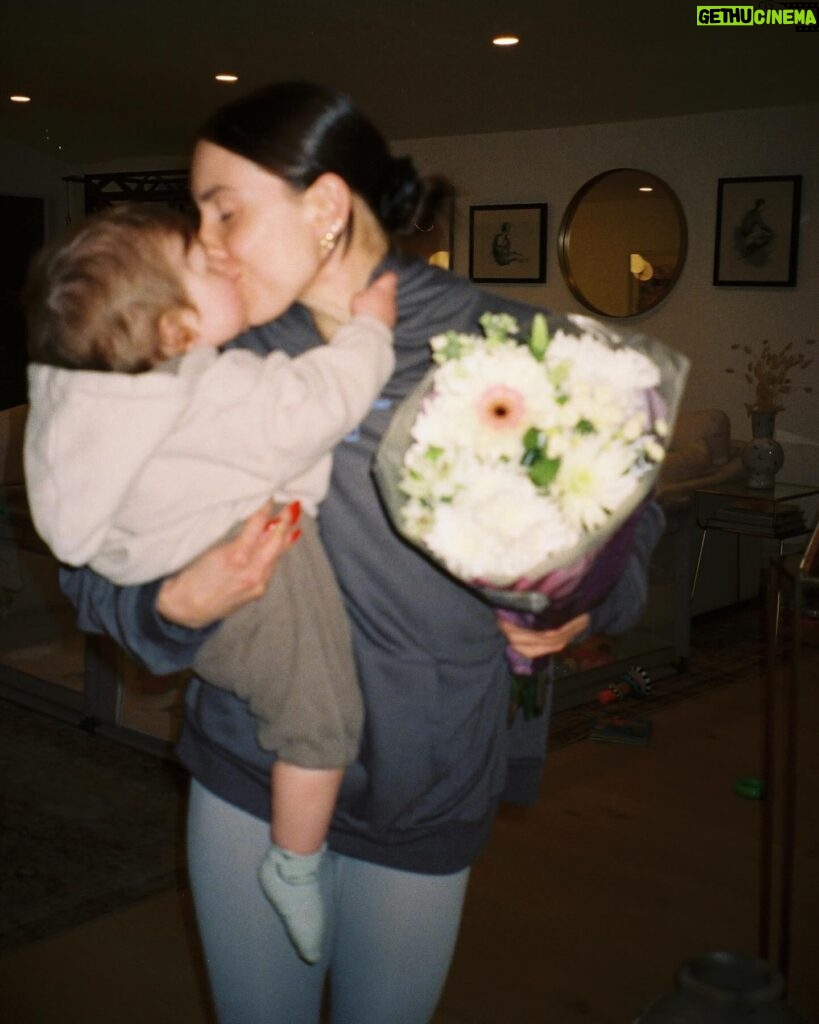 Jenna Johnson Instagram - Welcome home kisses and flowers from my sweetest boy 💐