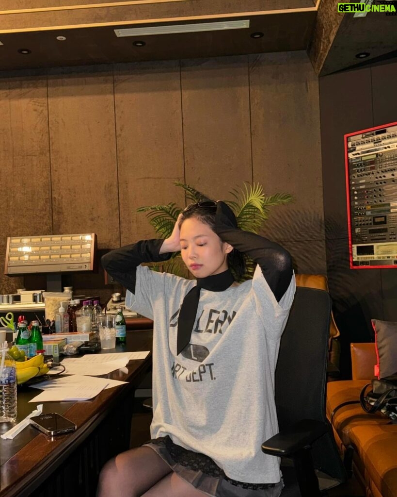Jennie Kim Instagram - 지코와 제니의 노래가 오늘 6시에 공개된대요. 궁금하면 기다렸다 들어 보기 🫠 #SPOT