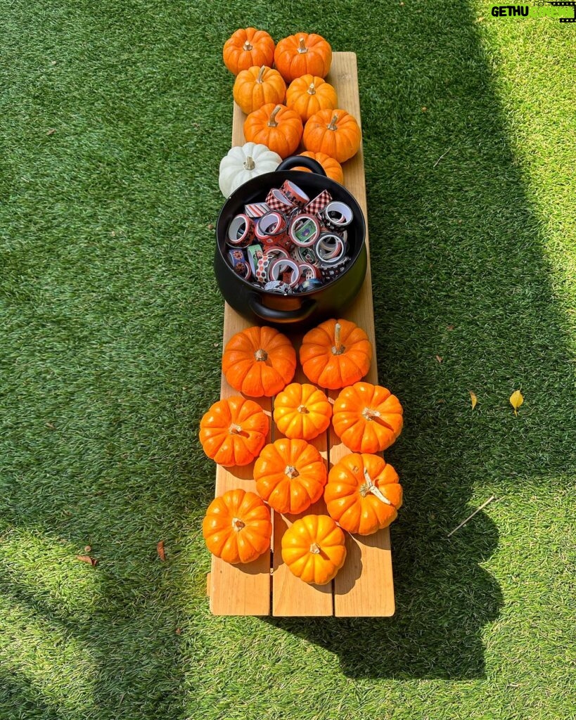 Jennifer Love Hewitt Instagram - So proud of my little Holiday Junkie. Autumn set this up for her friends to do pumpkins yesterday. I was so proud! 🎃🧡