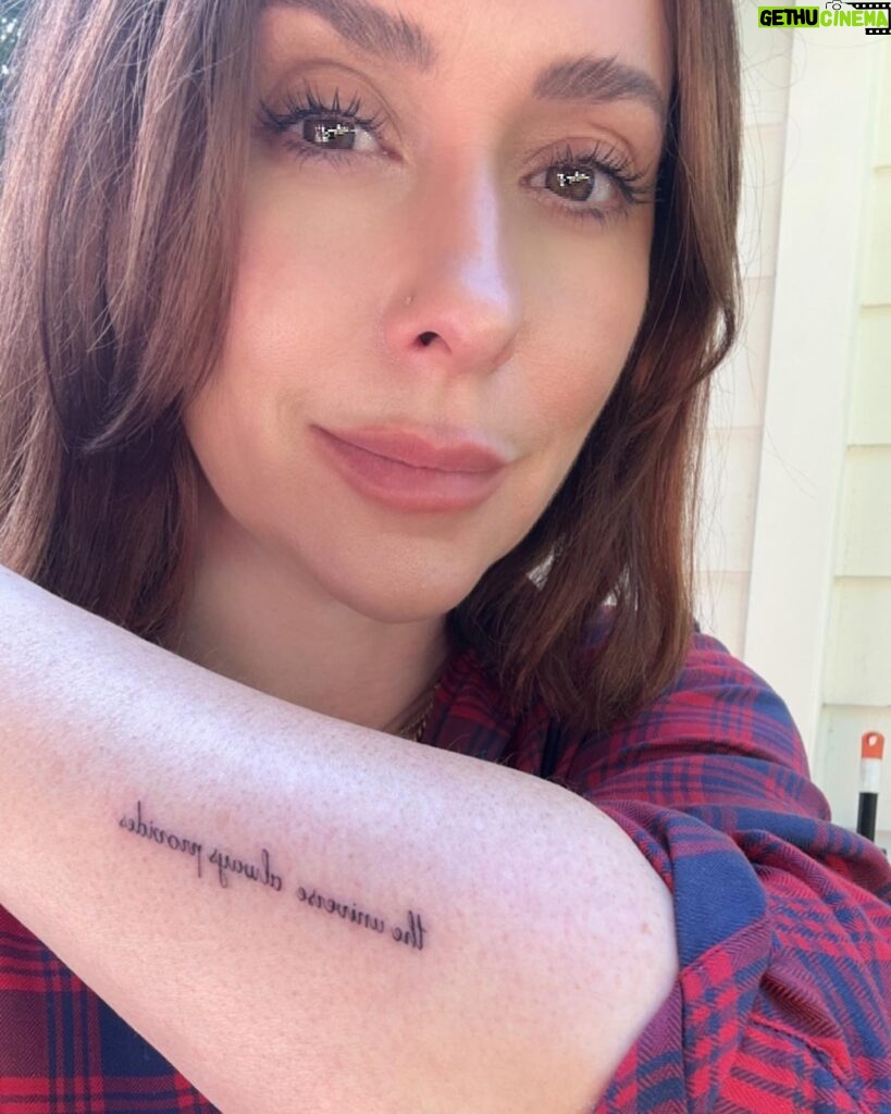 Jennifer Love Hewitt Instagram - Thank you so much @cachotattoo @goodcarmastudio As a student of the universe I am so grateful to have this daily reminder. 🙏🏻🧡
