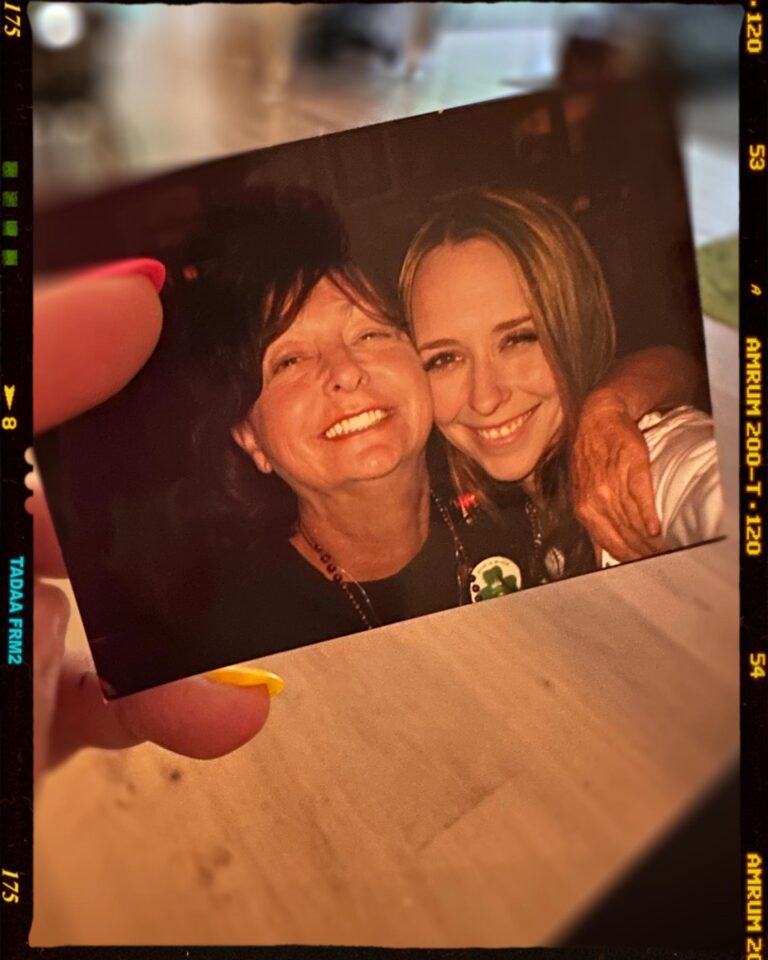 Jennifer Love Hewitt Instagram - 11 years ago my life changed in a moment. We didn’t get to say goodbye but I think it’s because we wouldn’t have known how. I see you in my kids everyday. I feel you in things I say and smile because I’m more like you than I thought. I honor you by trying to create magic for my family just like you did for us. I love you deeply. I’m so grateful you were our mom. This day will always hurt because you were that special. Always and forever mom ❤️