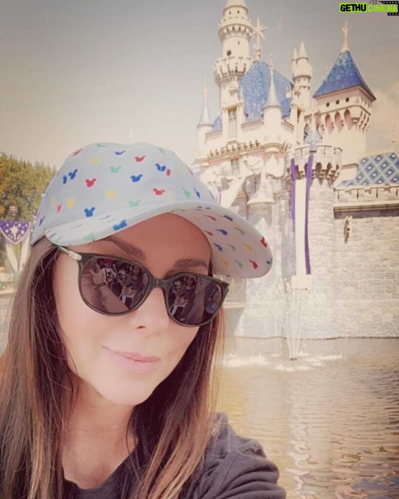 Jennifer Love Hewitt Instagram - Yesterday was magical! Thank you to @disneyland @disneyparks for making our day so special. Every experience created a new moment in our hearts. Sometimes you just have to make magic happen on a random Wednesday. ❤️