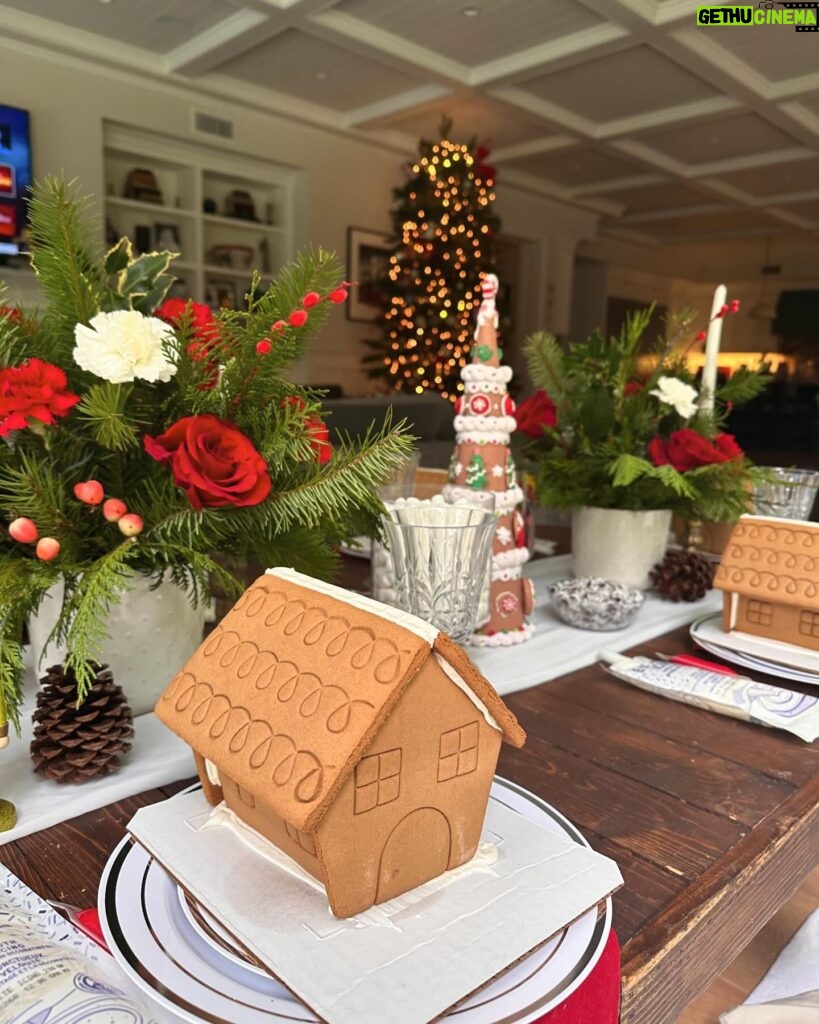 Jennifer Love Hewitt Instagram - Just thinking about how special our gingerbread party with @thepicnic.collective was this year. So beautiful, fun and yummy. Memories made and joy found. Thanks again @thepicnic.collective 🎄🎅🏼❤️