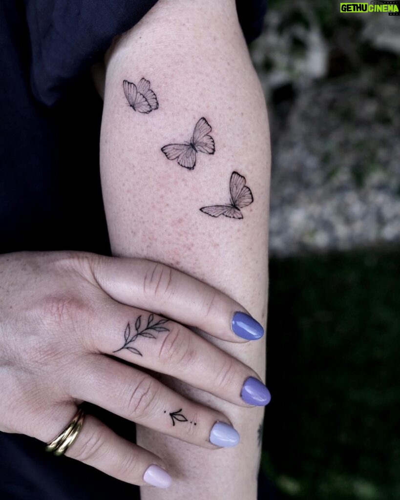 Jennifer Love Hewitt Instagram - butterflies for her kids and some finger adornments for the sweetest @jenniferlovehewitt 🦋☀️🌿 ________________________________________________________#losangeles #butterflytattoo #art #blackwork #fingertattoos #tattoo #inked #nyc #illustration #finelinetattoo #onlythedarkest #blackworkers #blackworkerssubmission #blackworktattoo #tattooing #tattoodo #inkstinctsubmission #tattrx #equillatera #taot #btattooing #blacktattoonow #tattooideas #linkforink #thinkbeforeuink #theartoftattoos