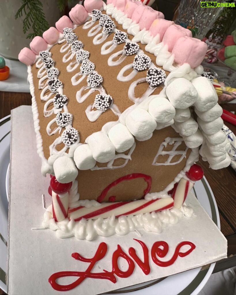 Jennifer Love Hewitt Instagram - Just thinking about how special our gingerbread party with @thepicnic.collective was this year. So beautiful, fun and yummy. Memories made and joy found. Thanks again @thepicnic.collective 🎄🎅🏼❤️