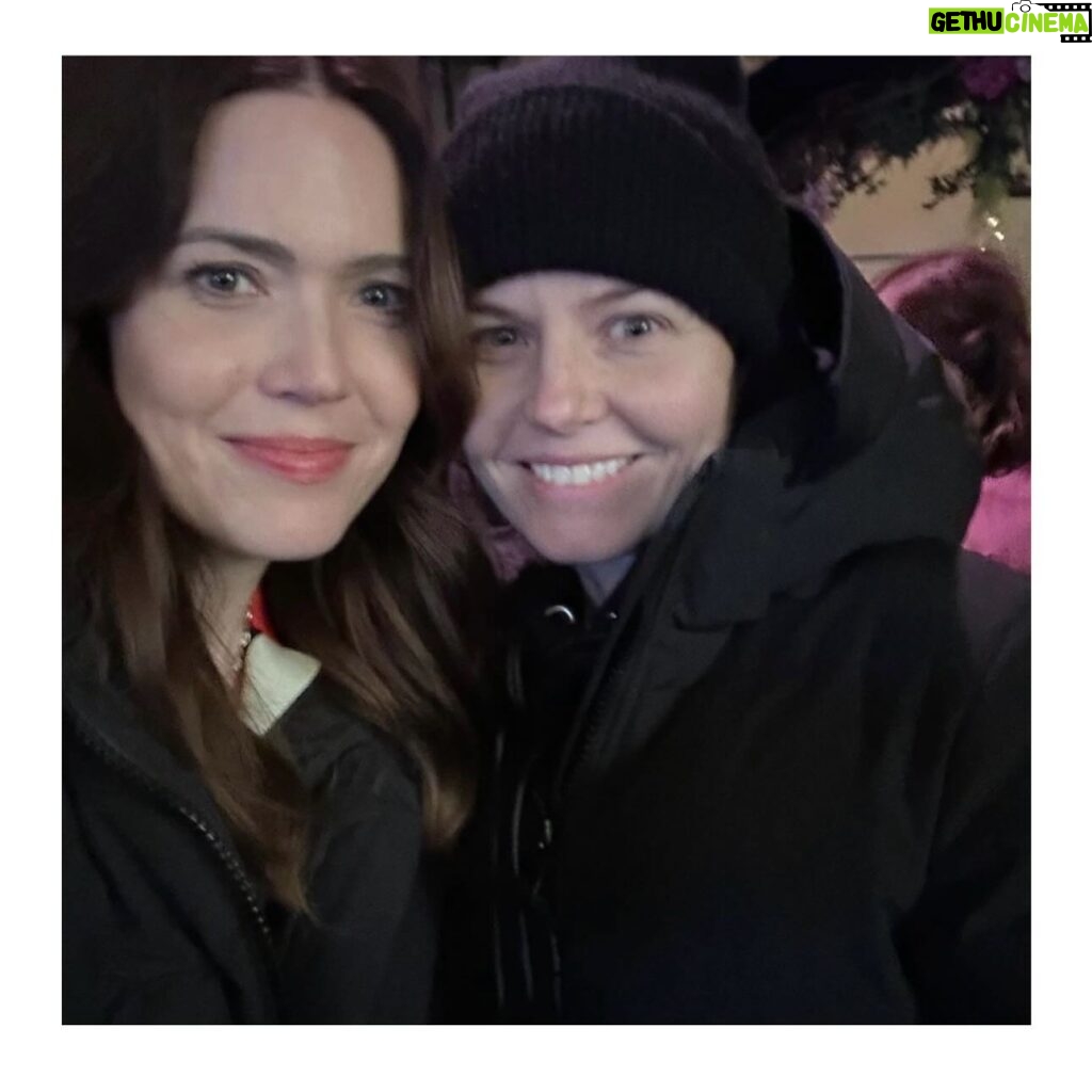 Jennifer Morrison Instagram - This is a @mandymooremm appreciation post. While on @nbcthisisus we only had the opportunity to admire one another from afar, and now I’ve had the privilege of working with her. She is the real deal on all levels, and I feel lucky just being in her orbit. #DRDEATH S2 is now streaming on @peacock.