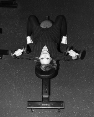 Jennifer Morrison Instagram - DAY 15: sometimes everything feels upside down :) @dressember @unbreakableperformance #dressember #itsbiggerthanadress⁠
⁠
Photography @thetylershields⁠
Location @unbreakableperformance⁠
Editor & Stylist @eleanoramorrison⁠
Hair & MUA @abhairmakeup with asst. @thorssonamanda⁠ ⁠
Dress @ganni