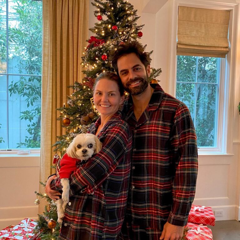 Jennifer Morrison Instagram - Happy Holidays from @gerardocelasco #avathedog and me ❤️❤️❤️