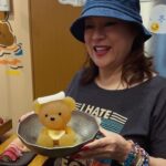 Jennifer Tilly Instagram – A visit to Bear Cafe 🐻🐻‍❄️🧸 #Tokyo 
Hokkaido Menkoinabe  Kumachan Onsen