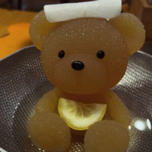 Jennifer Tilly Instagram - A visit to Bear Cafe 🐻🐻‍❄️🧸 #Tokyo 
Hokkaido Menkoinabe  Kumachan Onsen