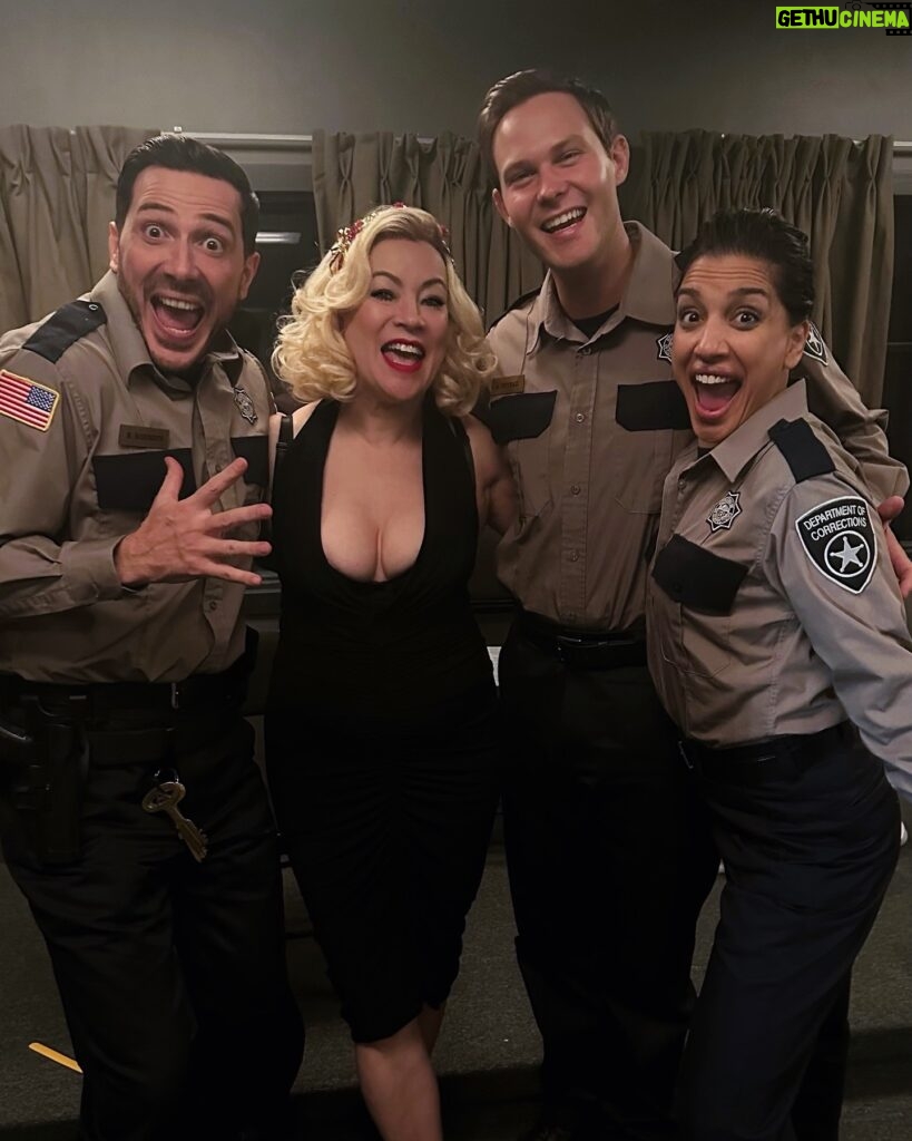 Jennifer Tilly Instagram - Love my prison guards! They are the best! 🤗 #chucky #chuckyseason3 #chuckytvseries #tiffanyvalentine