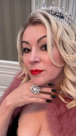 Jennifer Tilly Instagram - Did you miss me? 💖

#ChuckySeason3 #TiffanyValentine #Chuckyseries