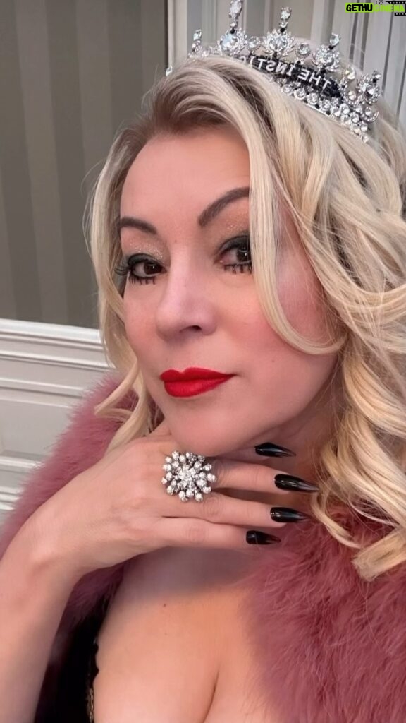 Jennifer Tilly Instagram - Did you miss me? 💖 #ChuckySeason3 #TiffanyValentine #Chuckyseries