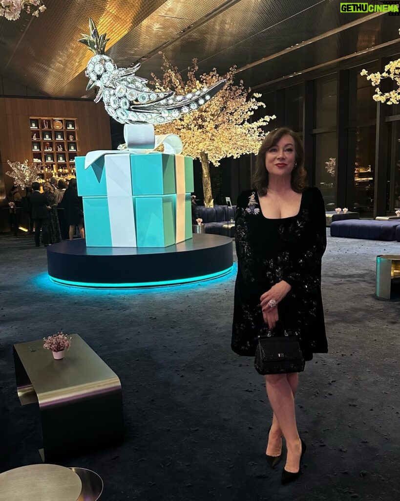 Jennifer Tilly Instagram - At the opening of the fabulous #Tiffany exhibition in #Tokyo. Wonderfully curated! A truly magical experience! Thank you @christopheryoung and @tiffanyandco for having me! 🌸 Hair: @chika.keisuke Makeup: @riina0211 #tiffanywonder