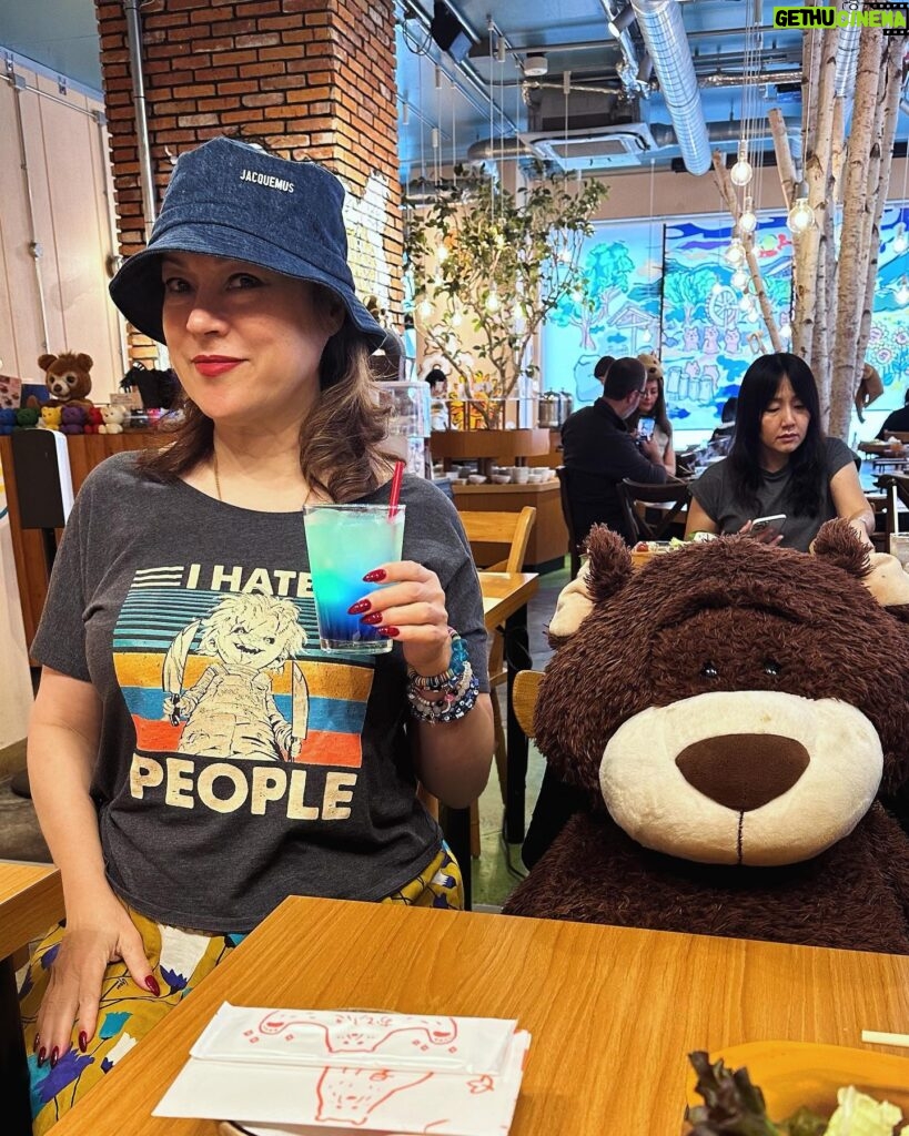 Jennifer Tilly Instagram - A visit to Bear Cafe 🐻🐻‍❄️🧸 #Tokyo Hokkaido Menkoinabe Kumachan Onsen