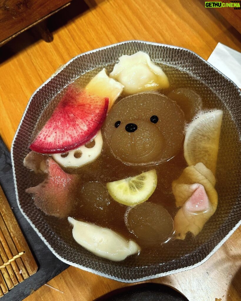 Jennifer Tilly Instagram - A visit to Bear Cafe 🐻🐻‍❄️🧸 #Tokyo Hokkaido Menkoinabe Kumachan Onsen