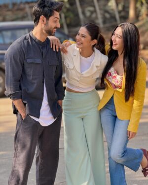 Jennifer Winget Instagram - Unexpected laughs, genuine bonds - that’s the real script behind the scenes! 🎭😄 
#BTSAntics