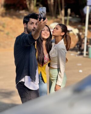 Jennifer Winget Instagram - Unexpected laughs, genuine bonds - that’s the real script behind the scenes! 🎭😄 
#BTSAntics