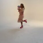 Jenny De Nucci Instagram - “Pensati Sexy” sarà disponibile su @primevideoit dal 12 Febbraio. In questo film sono Lara e spero di strapparvi un sorriso.🎀 Ne voglio approfittare per ringraziare dal profondo del mio cuore tutte le anime stupende che ho conosciuto su questo set partendo dalla REGGISSA dei sogni @la_andreozzi_official a tutto il cast / crew / produzione con cui ho passato dei giorni stupendi sul set, avete reso le settimane di riprese morbide come delle nuvole. Quindi grazie GRAZIE GRAZIE A TUTTI (che rosicata non ho foto con tutti voglio piagne) 🤍🤍 @fabulapictures @cdastudiodinardo @wannabemgmt @andreasmercante