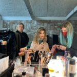 Jenny De Nucci Instagram - “Pensati Sexy” sarà disponibile su @primevideoit dal 12 Febbraio. In questo film sono Lara e spero di strapparvi un sorriso.🎀 Ne voglio approfittare per ringraziare dal profondo del mio cuore tutte le anime stupende che ho conosciuto su questo set partendo dalla REGGISSA dei sogni @la_andreozzi_official a tutto il cast / crew / produzione con cui ho passato dei giorni stupendi sul set, avete reso le settimane di riprese morbide come delle nuvole. Quindi grazie GRAZIE GRAZIE A TUTTI (che rosicata non ho foto con tutti voglio piagne) 🤍🤍 @fabulapictures @cdastudiodinardo @wannabemgmt @andreasmercante