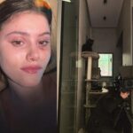 Jenny De Nucci Instagram - Se qualche anno fa mi avessero detto che a 23 anni sarei stata per la prima volta produttrice esecutiva di un set girato interamente in casa mia non avrei mai creduto a quelle parole, e invece è esattamente ciò che è successo una settimana fa. Questo è un piccolo miracolo che può accadere solo se nel tuo percorso incontri delle persone piene di idee e di talento che non possono fare altro che spronarti a fare arte. “Ti respiro” è nato un po’ dal nulla, da un mio pensiero volante ma era destinato a finire in mano a @daitona.it dal momento stesso che l’ho pensato. Questo progetto oltre ad essere stato un’enorme dimostrazione di affetto e di amicizia duratura nel tempo è stato un parco giochi, una palestra e un centro sicuro in cui ognuno poteva esprimere le sue idee. Io vi ringrazio con tutto il mio cuore per aver scelto di crederci e di prenderne parte. “Ti respiro” analizza ciò che accade nel cervello di una persona durante l’elaborazione del lutto, speriamo di aver toccato l’argomento nella maniera più rispettosa possibile. Grazie a tutti dal profondo del mio cuore. Per essere le persone che siete e gli artisti che siete. 🫶🏻 per la regia di @lorenzogiovenga @giulianogiacomelli 🤍@lorenzo_lazzarini1 @daitona.it e vorrei taggarvi tutti scrivetemi qui sotto