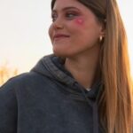 Jenny De Nucci Instagram - "Dai Hollywood Reporter Roma, salite sul terrazzo di casa mia!". Siamo stati sul set “mostruoso” di Ti respiro, cortometraggio che si sta girando a casa di Jenny De Nucci. Lorenzo Giovenga e Giuliano Giacomelli, già registi di Intolerance (2020), insieme alla loro protagonista ci portano in un racconto di stalking, tra pizze a domicilio e messaggi misteriosi. Link in bio per saperne di più, a cura di Martina Barone @diablomatti Video: @francois_abramovici @lorenzogiovenga @giulianogiacomelli @jennydenucci