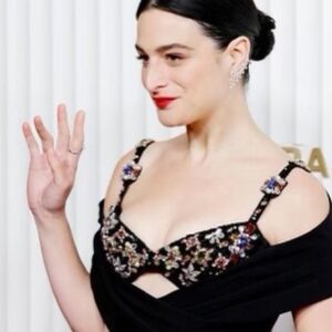 Jenny Slate Instagram - @sagawards were a dream! @everythingeverywheremovie thank you for having me in your sweet family  Styling @mrmontyjackson  Makeup @kirinstagram  Hair @mararoszak  Thank you for this gown @zuhairmuradofficial and @jimmychoo shoes!