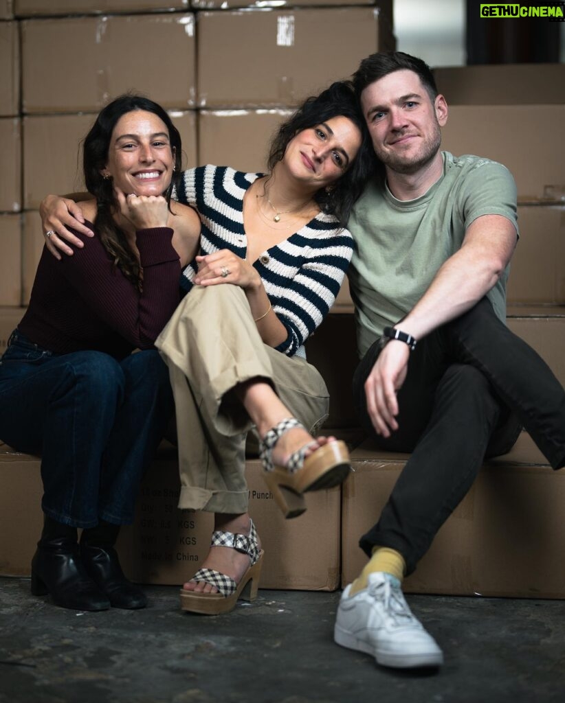 Jenny Slate Instagram - Some more nice fun ones from our weekend of jokes, dogs, boats and sitting on boxes in the basement of @cobbscomedyclub (thanks for the portraits @jimmccambridge)