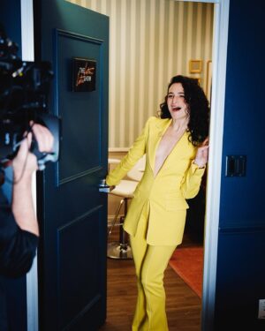 Jenny Slate Instagram - Hi guess what I’m on @latelateshow tonight talking about how @marcelthemovie got nominated for an academy award! See it if you haven’t seen it! I think you will enjoy yourself ❤️ 
@j_corden
#LateLateShow
PHOTO: @terencepatrick  Styling: @mrmontyjackson  Hair: @peterluxhair  Makeup: @kirinstagram